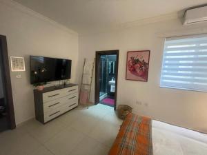 TV a/nebo společenská místnost v ubytování Stylish 2-Bedroom Apartment in Scenic Marsaxlokk