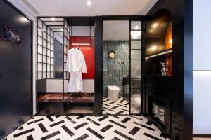 Koupelna v ubytování Beijing Tangfu Sanlitun BOUTIQUE Hotel---Breakfast, restaurant and bar, close to Tian'anmen Square Forbidden City Temple of Heaven, laundry, gym, robot, ticket service, located in city center Metro line 2, one station to Airport Express