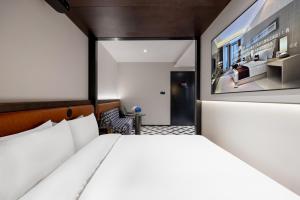Postel nebo postele na pokoji v ubytování Beijing Tangfu Sanlitun BOUTIQUE Hotel---Breakfast, restaurant and bar, close to Tian'anmen Square Forbidden City Temple of Heaven, laundry, gym, robot, ticket service, located in city center Metro line 2, one station to Airport Express