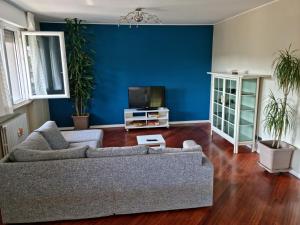 a living room with a couch and a tv at Villa Radi Cornaredo Rho Fiera in Cornaredo