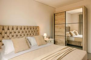 una camera con un grande letto e un grande specchio di Villa Elena - Zen Villas a Fiskardho Altre 33 foto