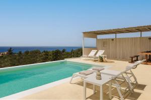 una villa con piscina, tavolo e sedie di Villa Elena - Zen Villas a Fiskardho