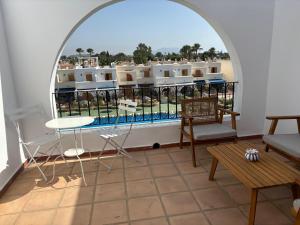 balkon z widokiem na basen w obiekcie Las marinas de Vera, Almeria w mieście Vera