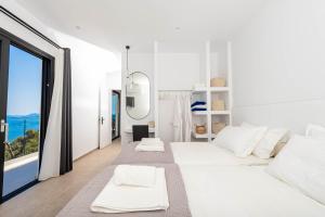 Ένα ή περισσότερα κρεβάτια σε δωμάτιο στο Nissaki Villas +62 φωτογραφίες