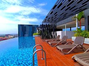 Bazén v ubytování IPOH City Horizon08 - 8 mins to Concubine Lane and Old Town Ipoh, 3 mins Walking to Food Places & Convenient Store by Happy Homestay nebo v jeho okolí