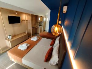 TV a/nebo společenská místnost v ubytování AEGEAN BLUE Apartments & Suites