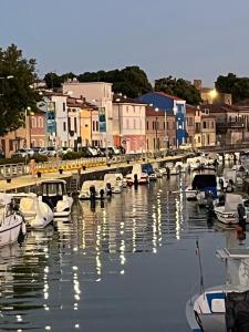 een groep boten aangemeerd in een kanaal met gebouwen bij Cà del Faro in Fano +4 foto's