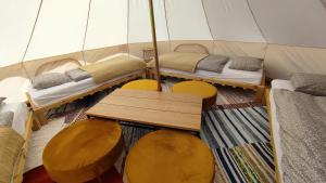 Un pat sau paturi într-o cameră la Glamping tält/tent - Glampingzelt -Lodge - Sjöutsikt