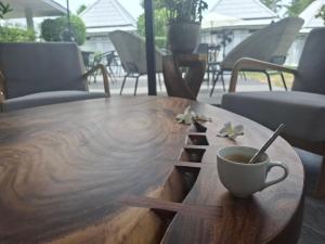 Příslušenství pro přípravu čaje a kávy v ubytování Thiptara Resort - adults only