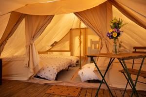 Postel nebo postele na pokoji v ubytování Secret Wood Glamping