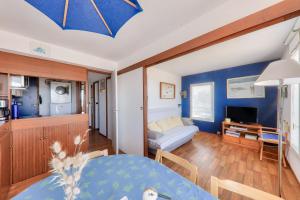 una sala de estar con una mesa y un sofá en Vue sur le port du Crouesty, appartement pour 5, en Arzon 7 fotos más