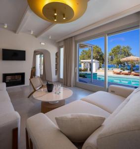 Bazén v ubytování Nerea Seaside Villa nebo v jeho okolí