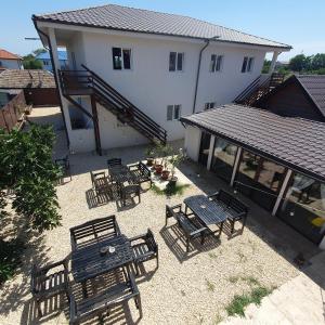 an overhead view of a patio with tables and chairs at Casa Happy in 2 Mai