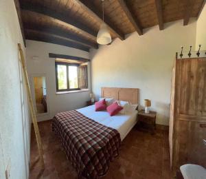 a bedroom with a large bed with pink pillows at Apartamentos Iparagirre in Ispáster