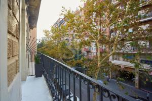 a balcony with a tree and some buildings at Bonito apartamento cerca de Plaza España in Barcelona
