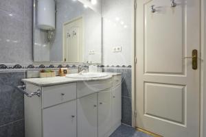 a bathroom with a white sink and a mirror at Bonito apartamento cerca de Plaza España in Barcelona +37 photos