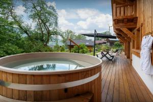 un jacuzzi en la terraza de una casa en Chalet Lezopau - OVO Network, en Samoëns