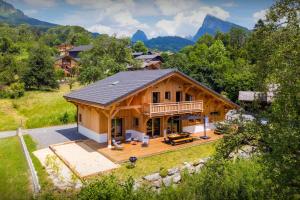 una vista aérea de una casa con porche en Chalet Lezopau - OVO Network, en Samoëns