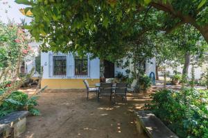 エスパルティナスにあるCasa El Jardínの家の前の木の下の椅子