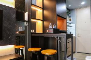 Dapur atau dapur kecil di Cozy and Strategic Studio at Tokyo Riverside PIK 2 Apartment By Travelio +15 gambar