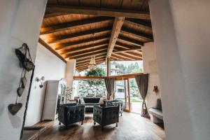A seating area at ChaletSerlesblickTIROL