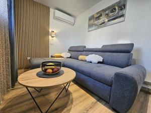 Posezení v ubytování Villa Izziy by the beach with a sea view and heated pool