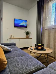 TV a/nebo společenská místnost v ubytování Villa Izziy by the beach with a sea view and heated pool