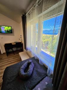 TV a/nebo společenská místnost v ubytování Villa Izziy by the beach with a sea view and heated pool