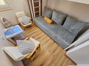 Posezení v ubytování Villa Izziy by the beach with a sea view and heated pool