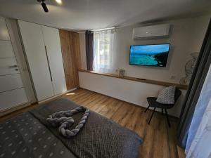 TV a/nebo společenská místnost v ubytování Villa Izziy by the beach with a sea view and heated pool