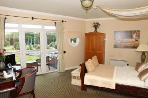una camera d'albergo con letto, scrivania di The Little Haven Hotel a South Shields