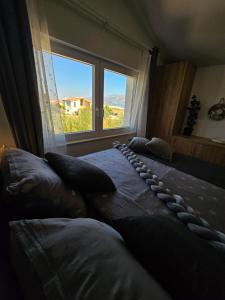 Postel nebo postele na pokoji v ubytování Villa Izziy by the beach with a sea view and heated pool
