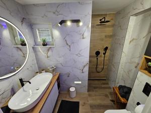 Koupelna v ubytování Villa Izziy by the beach with a sea view and heated pool