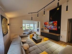 Posezení v ubytování Villa Izziy by the beach with a sea view and heated pool