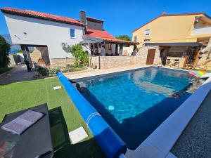 Bazén v ubytování Villa Izziy by the beach with a sea view and heated pool nebo v jeho okolí
