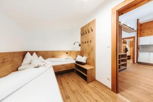 Letto o letti in una camera di Regitnig - 4 Sterne Hotel und Chalets