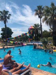 Πισίνα στο ή κοντά στο Mobil Home 6 places Camping le Pujol