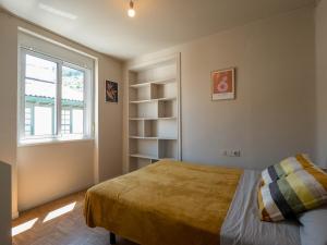 a bedroom with a bed and a window at La Fantástica Pontedeume 4 in Puentedeume