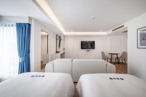 Postel nebo postele na pokoji v ubytování Kokotel Chiang Rai Airport Suites