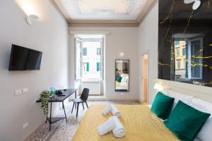 Un dormitorio con una cama y un escritorio en una habitación. en Iron Cityaus Termini, en Roma