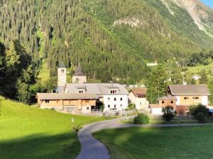 SuschにあるB&B im Ökohof in Suschの教会と道路のある山間の村