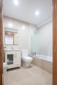 A bathroom at Busgosu, casa a 300 m de la playa de Poo VV-993-AS