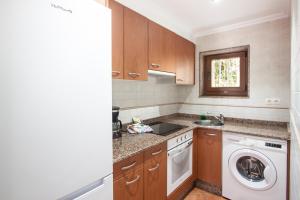 A kitchen or kitchenette at Busgosu, casa a 300 m de la playa de Poo VV-993-AS