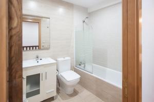A bathroom at Busgosu, casa a 300 m de la playa de Poo VV-993-AS
