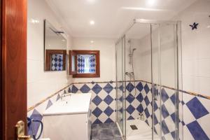 A bathroom at Busgosu, casa a 300 m de la playa de Poo VV-993-AS