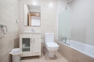 A bathroom at Busgosu, casa a 300 m de la playa de Poo VV-993-AS