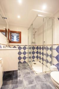 A bathroom at Busgosu, casa a 300 m de la playa de Poo VV-993-AS Még 37 kép
