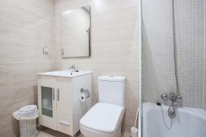 A bathroom at Busgosu, casa a 300 m de la playa de Poo VV-993-AS