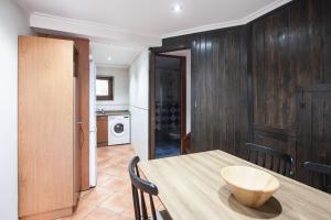 A kitchen or kitchenette at Busgosu, casa a 300 m de la playa de Poo VV-993-AS