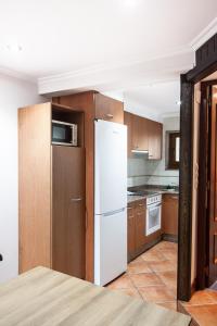 A kitchen or kitchenette at Busgosu, casa a 300 m de la playa de Poo VV-993-AS